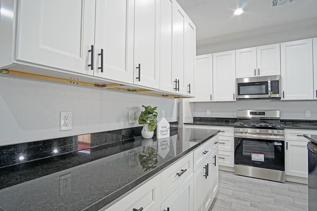 2040 Lucia Avenue SW, Albuquerque, NM 87105