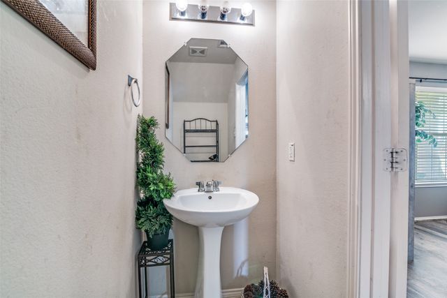 2040 Stagecoach Trail, Heartland, TX 75126