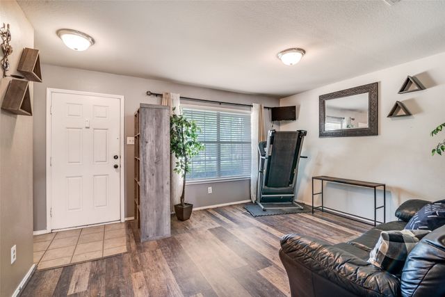 2040 Stagecoach Trail, Heartland, TX 75126