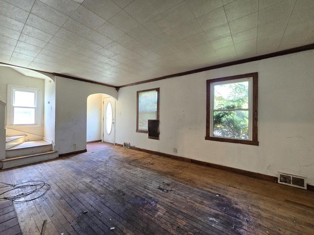 9251 W Swan CIRCLE, Milwaukee, WI 53225