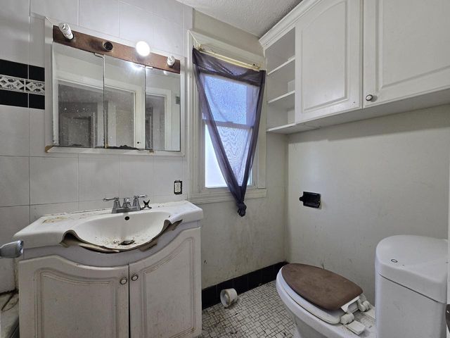 9251 W Swan CIRCLE, Milwaukee, WI 53225