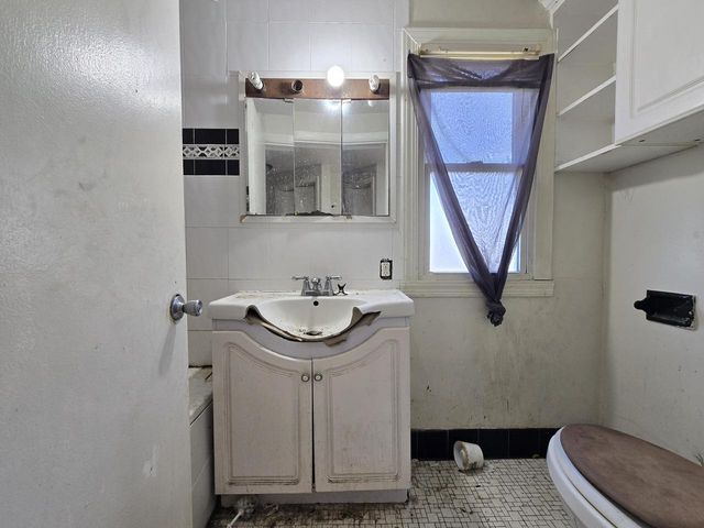 9251 W Swan CIRCLE, Milwaukee, WI 53225