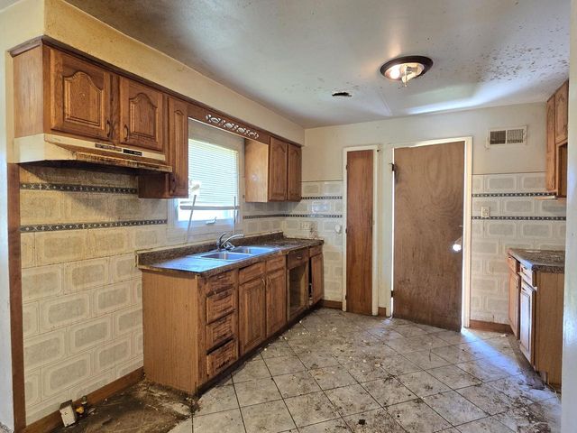 9251 W Swan CIRCLE, Milwaukee, WI 53225
