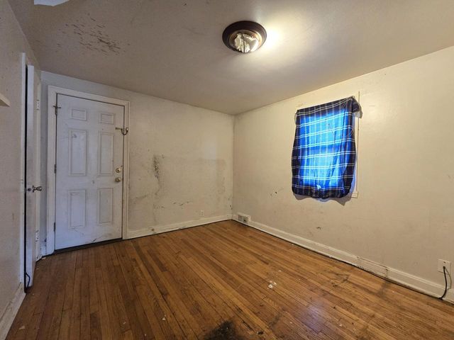 9251 W Swan CIRCLE, Milwaukee, WI 53225