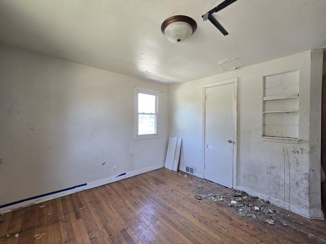 9251 W Swan CIRCLE, Milwaukee, WI 53225