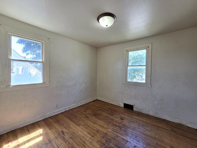9251 W Swan CIRCLE, Milwaukee, WI 53225