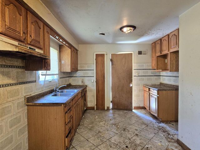 9251 W Swan CIRCLE, Milwaukee, WI 53225