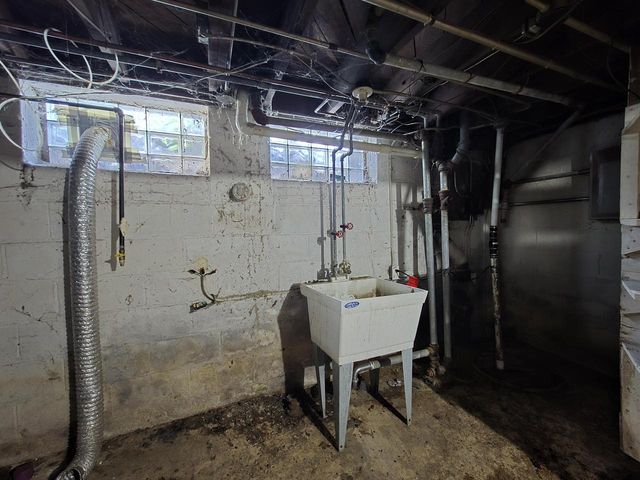 9251 W Swan CIRCLE, Milwaukee, WI 53225