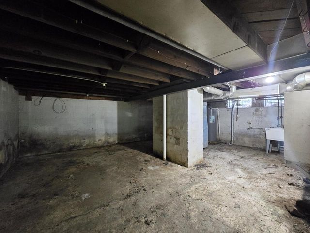 9251 W Swan CIRCLE, Milwaukee, WI 53225