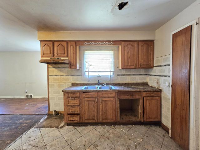9251 W Swan CIRCLE, Milwaukee, WI 53225