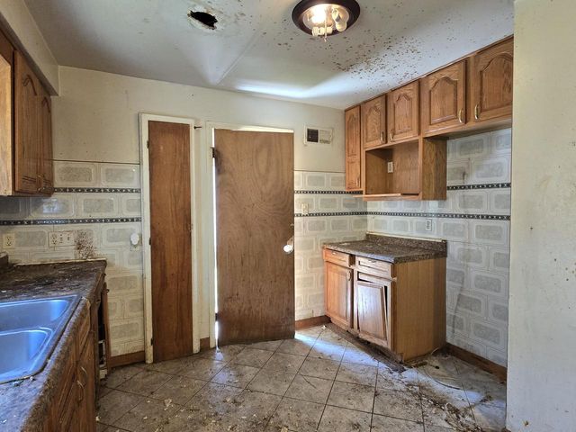 9251 W Swan CIRCLE, Milwaukee, WI 53225