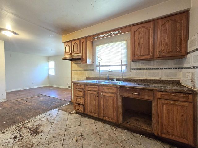 9251 W Swan CIRCLE, Milwaukee, WI 53225