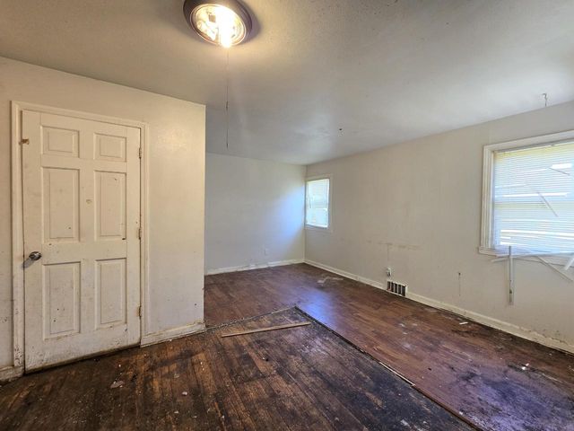 9251 W Swan CIRCLE, Milwaukee, WI 53225