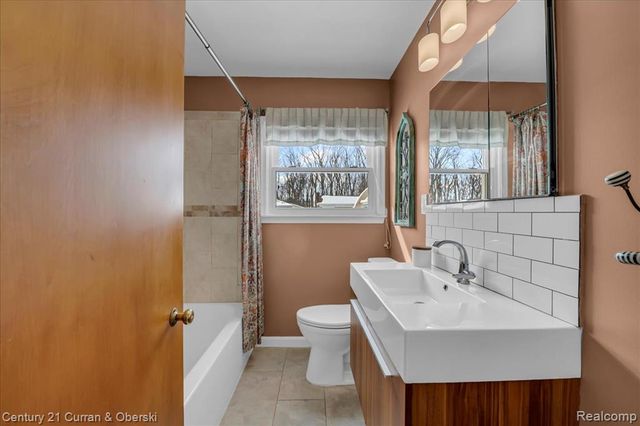 1829 W Longmeadow Road, Trenton, MI 48183