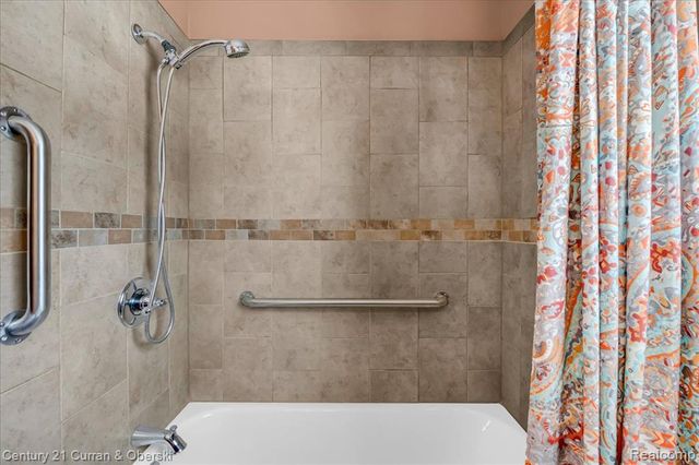 1829 W Longmeadow Road, Trenton, MI 48183