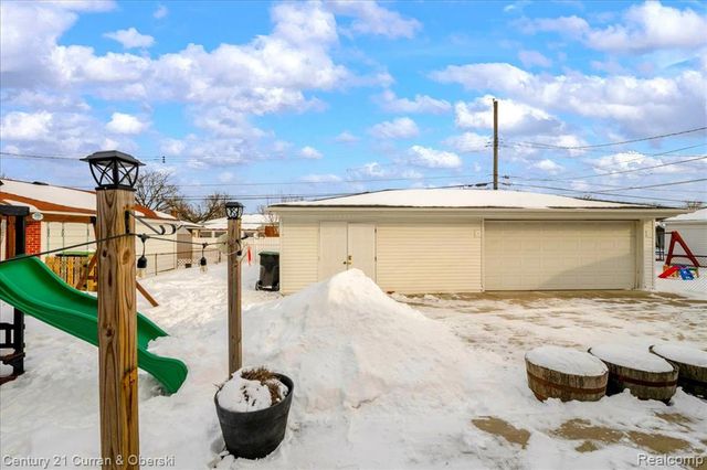 1829 W Longmeadow Road, Trenton, MI 48183