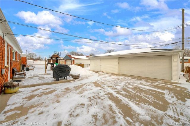 1829 W Longmeadow Road, Trenton, MI 48183