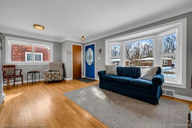 1829 W Longmeadow Road, Trenton, MI 48183