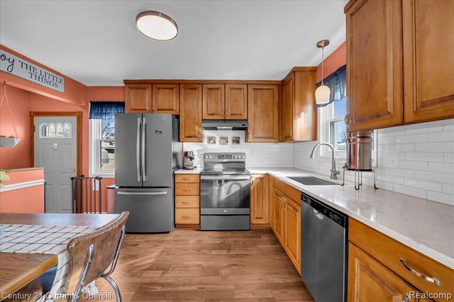 1829 W Longmeadow Road, Trenton, MI 48183