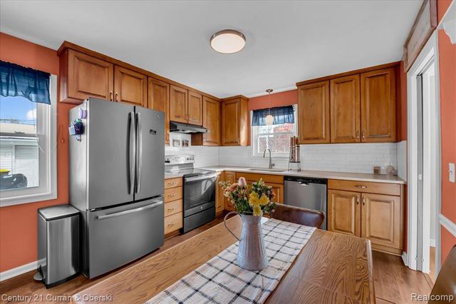 1829 W Longmeadow Road, Trenton, MI 48183