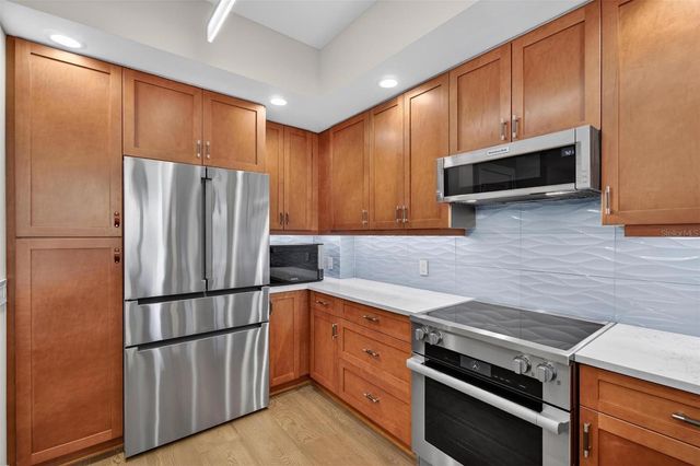 1325 SNELL ISLE BOULEVARD NE 302, St Petersburg, FL 33704