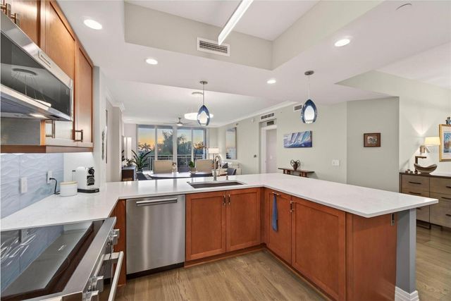 1325 SNELL ISLE BOULEVARD NE 302, St Petersburg, FL 33704