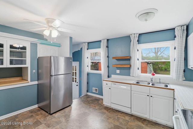 9110 Farnham Dr, Louisville, KY 40242