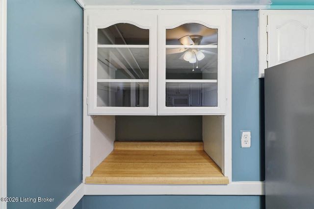 9110 Farnham Dr, Louisville, KY 40242