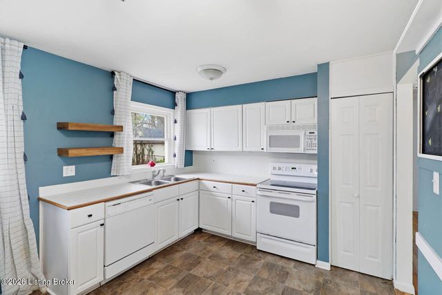 9110 Farnham Dr, Louisville, KY 40242