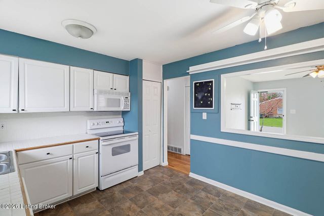 9110 Farnham Dr, Louisville, KY 40242