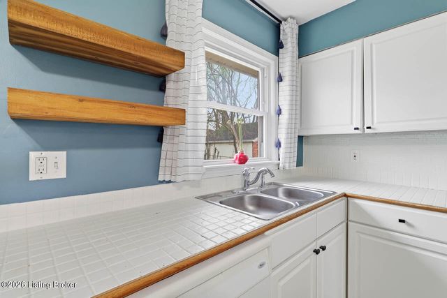 9110 Farnham Dr, Louisville, KY 40242