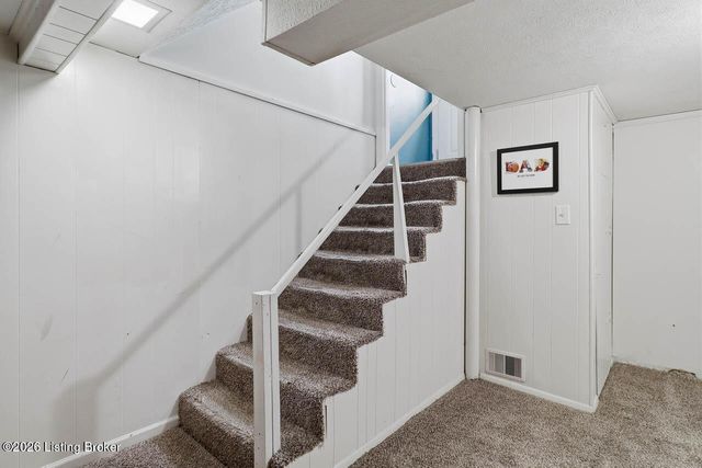 9110 Farnham Dr, Louisville, KY 40242