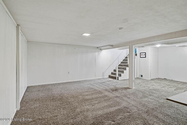 9110 Farnham Dr, Louisville, KY 40242