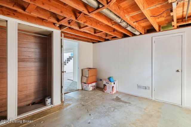 9110 Farnham Dr, Louisville, KY 40242