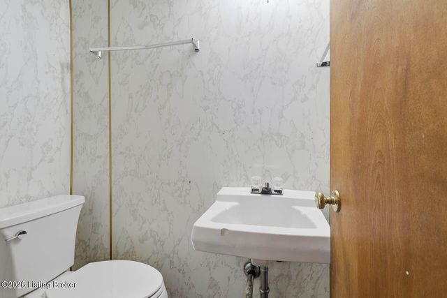 9110 Farnham Dr, Louisville, KY 40242