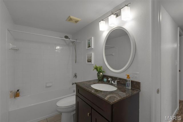 1943 Greenpoint Drive 302, Kirkwood, MO 63122