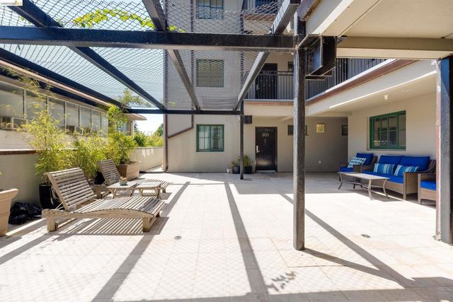 2628 Telegraph Ave 303, Berkeley, CA 94704