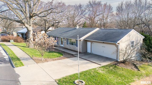 1930 Saint Clair Drive, Pekin, IL 61554