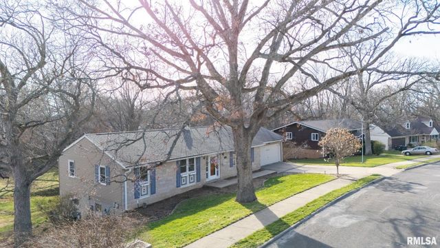 1930 Saint Clair Drive, Pekin, IL 61554