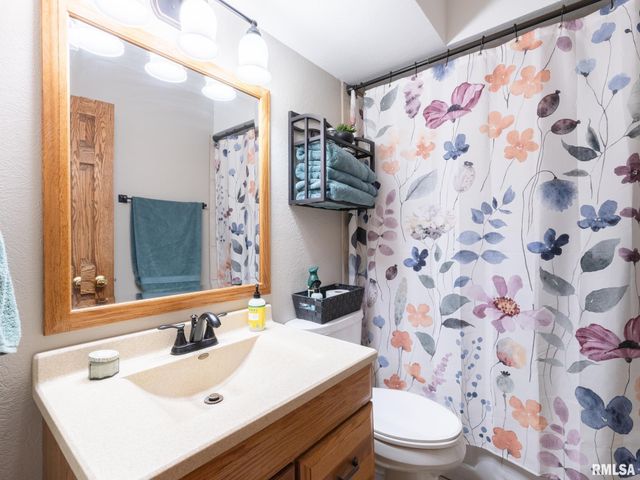 1930 Saint Clair Drive, Pekin, IL 61554