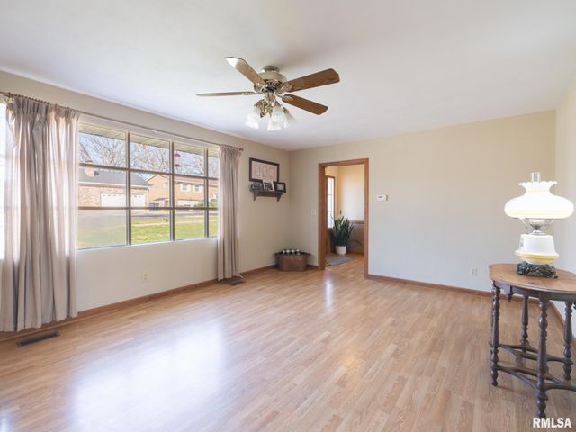 1930 Saint Clair Drive, Pekin, IL 61554