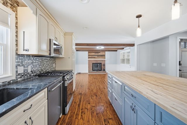 16 Deerfoot Dr, East Longmeadow, MA 01028