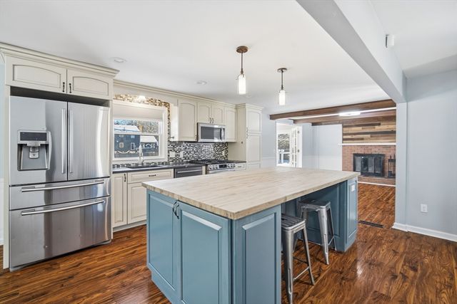 16 Deerfoot Dr, East Longmeadow, MA 01028