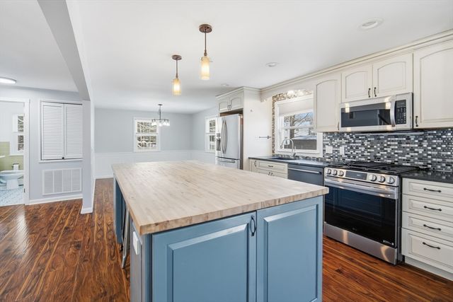 16 Deerfoot Dr, East Longmeadow, MA 01028