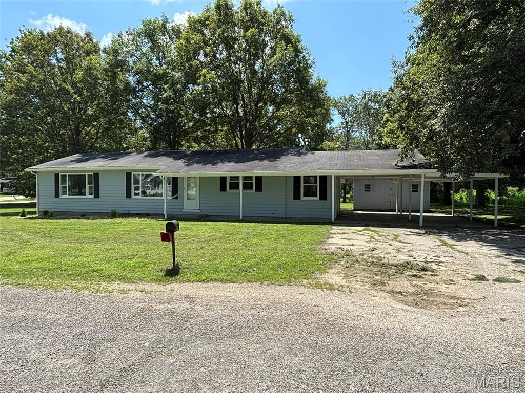 145 Hickory Grove, Salem, IL 62881