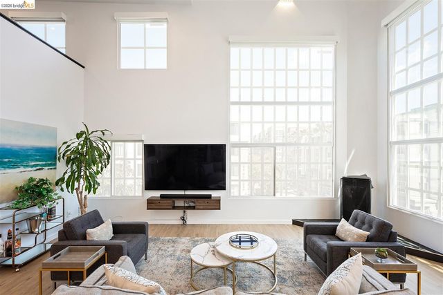 201 3rd St 302, Oakland, CA 94607