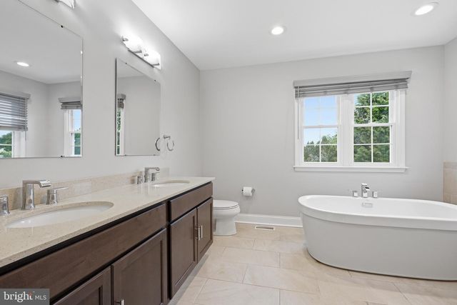 1 E PERIWINKLE LN, Newark, DE 19711
