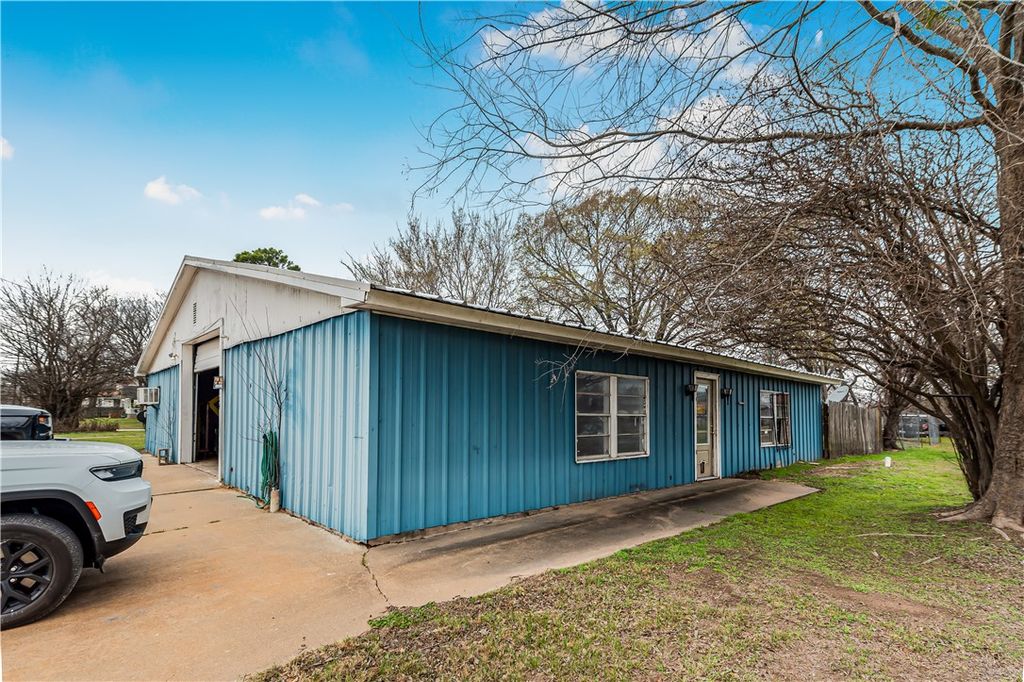 124 12th Street, Somerville, TX 77879 — photo 2