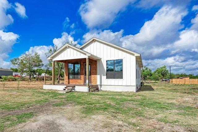 122 Los Fresnos DR, Dale, TX 78616