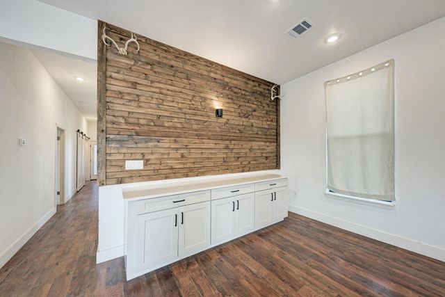 122 Los Fresnos DR, Dale, TX 78616